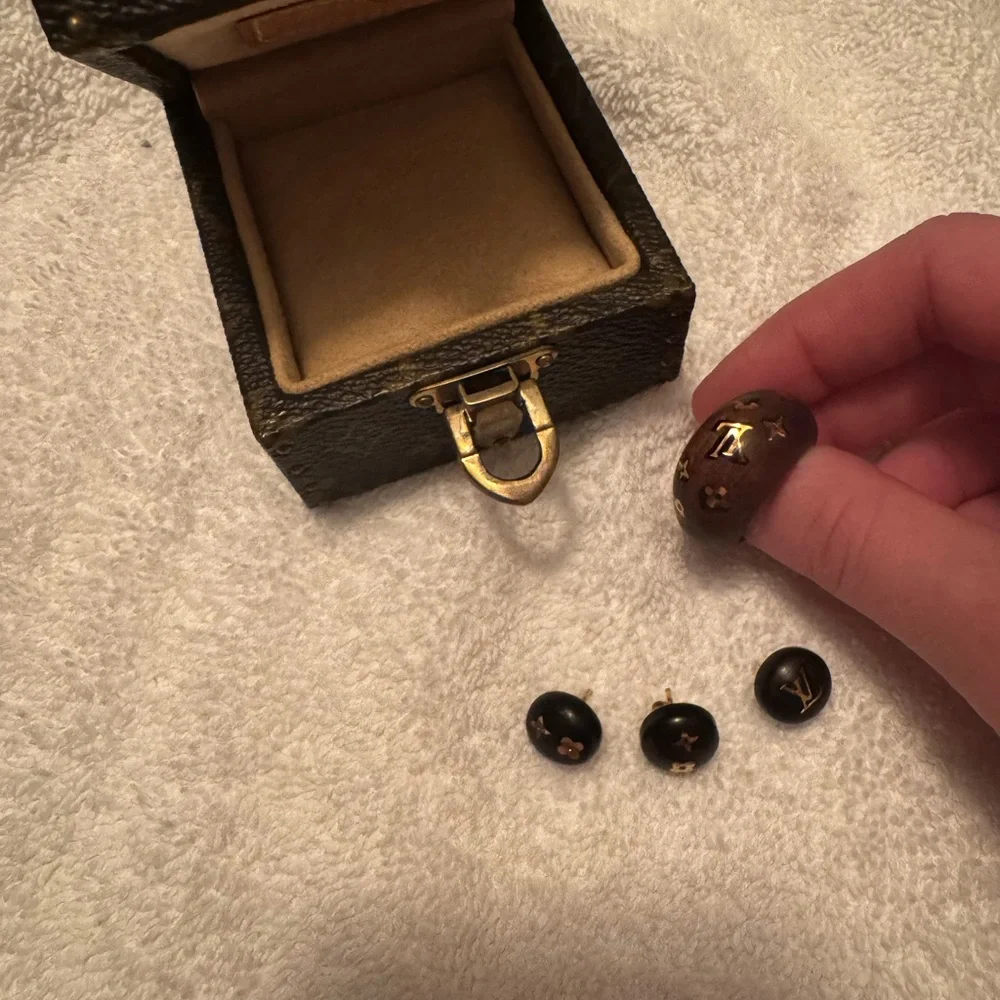 Louis Vuitton Gold and Brown Earrings & Ring with Elegant Design - Picture 3 of 4
